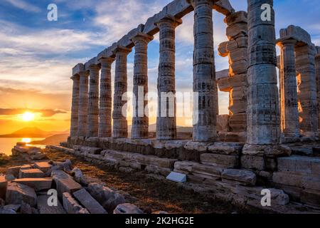 Le rovine del tempio di Poseidone a Capo Sounio al tramonto, in Grecia Foto Stock