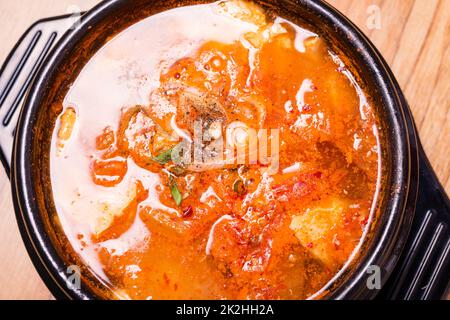 Tradizionale zuppa kimchi jigae coreana in ciotola nel ristorante Foto Stock