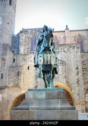 Statua del conte Ramón Berenguer IV su Placa Ramón Berenguer el Gran in Barcellona, Spagna Foto Stock