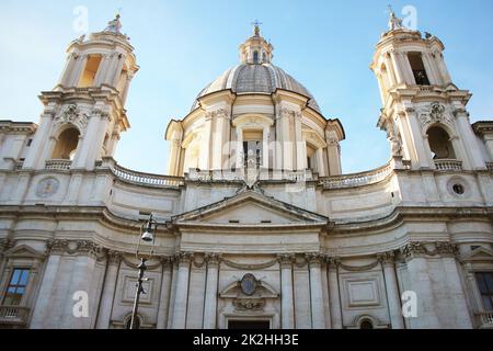 L'imponente chiesa di Santâ Agnese in Agone, progettata da Boromini, dedicata alla giovane vergine cristiana Agnese, Piazza Navona, Roma, Italia Foto Stock