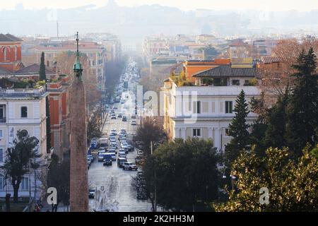 Roma, Italia - 28 dicembre 2018: Obelisco egiziano di Ramesse II in Piazza del Popolo. L'Obelisco Flaminio (in italiano: Obelisco Flaminio) è uno dei tredici obelischi antichi di Roma. Foto Stock