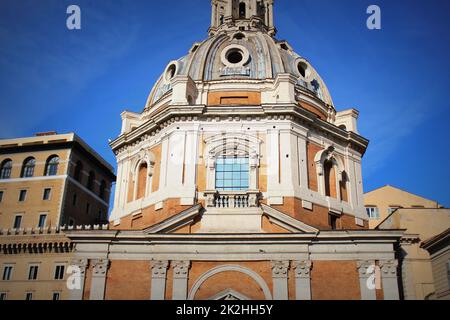 La chiesa del Santissimo Nome di Maria al Foro Traiano e la Colonna di Traiano a Roma, Italia. La Chiesa del Santissimo Nome di Maria al Foro Traiano. Colonna Traiana Foto Stock