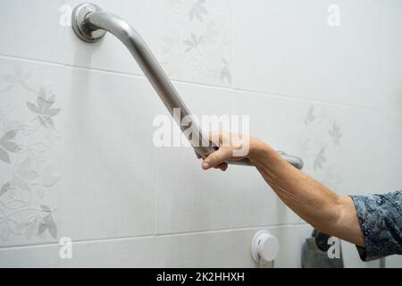 Sedia per doccia per disabili per anziani o disabili con maniglia a barra  in casa, concetto di sicurezza primo piano Foto stock - Alamy