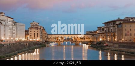 Luce del tramonto su Ponte Vecchio - Ponte Vecchio - a Firenze, Italia. Foto Stock