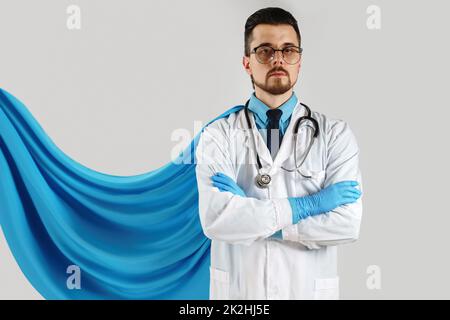 Coraggioso uomo supereroe dottore con mantello blu Foto Stock