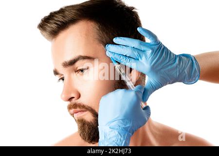 Uomo che riceve l'iniezione del cuoio capelluto per la crescita dei capelli Foto Stock
