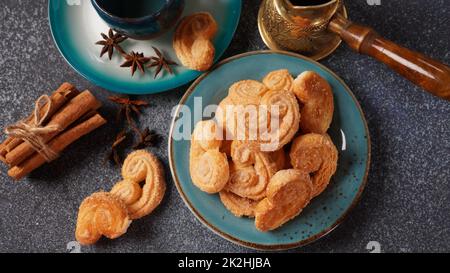 Biscotti Palmier - biscotti francesi fatti di pasta sfoglia chiamata anche foglie di palma, orecchie di elefante o cuori francesi Foto Stock