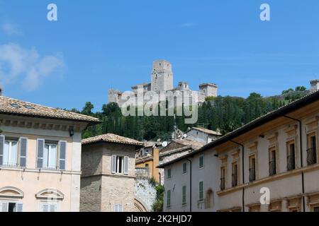 La Rocca maggiore di Assisi sulla cima della collina che domina le case sottostanti Foto Stock