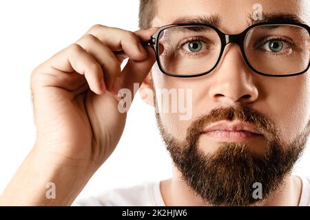 Giovane e bello uomo bearded che indossa gli occhiali Foto Stock