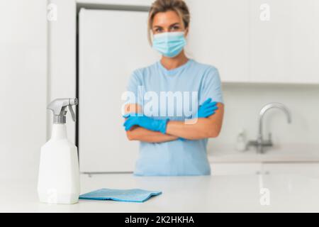 Flacone di detergente sul tavolo Foto Stock