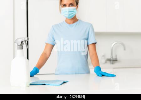 Flacone di detergente sul tavolo Foto Stock