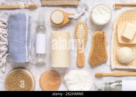Cosmetici naturali biologici e accessori riutilizzabili per la cura della pelle e dei capelli su marmo Foto Stock