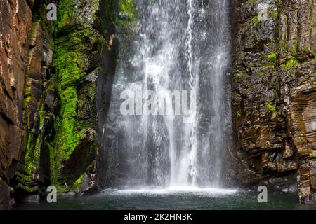 Splendida cascata paradisiaca di Veu da Noiva (Veil della sposa) Foto Stock