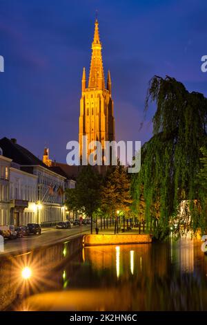 Chiesa di Nostra Signora e il canale. Bruges Bruges, Belgio Foto Stock