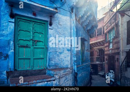 Case blu nelle strade di Jodhpur Foto Stock