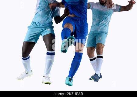 Scena calcistica con giocatori di calcio in competizione allo stadio Foto Stock