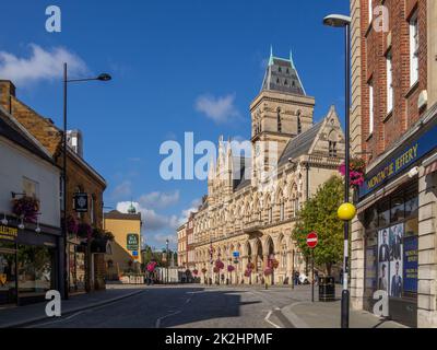 Esterno di Northampton Guildhall 1861-64 costruito da Edward Godwin in stile neo-gotico; ospita ora Northampton Borough consiglio. Foto Stock