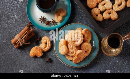 Biscotti Palmier - biscotti francesi fatti di pasta sfoglia chiamata anche foglie di palma, orecchie di elefante o cuori francesi Foto Stock