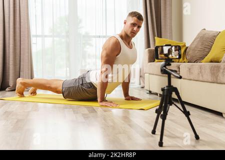 Fitness blogger streaming o registrazione di video per i suoi abbonati Foto Stock