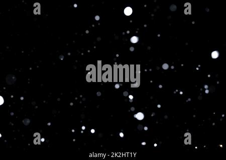 Elemento per il design invernale o la sovrapposizione. Neve vera su sfondo nero. Foto Stock