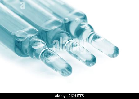 Fiale con vaccino, rimedio medico o cosmetici Foto Stock