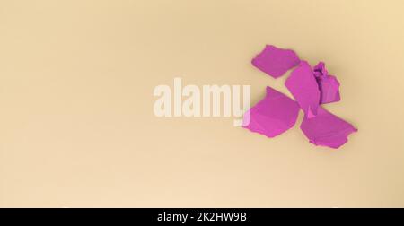 Un mazzo di palline di carta rosa stropicciata su sfondo giallo. Il concetto di minimalismo, una copia dello spazio a sinistra Foto Stock