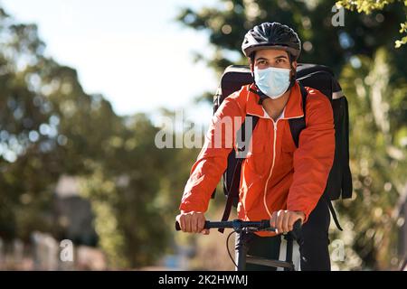 Non indossare una maschera significa che stai mettendo te stesso e gli altri a rischio Foto Stock