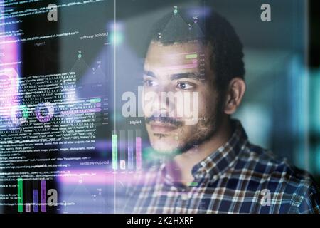 Testare il suo codice. Scatto ritagliato di un giovane programmatore di computer che guarda attraverso i dati. Foto Stock