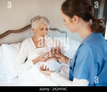 Assicurandosi che non perde mai il suo farmaco Foto Stock