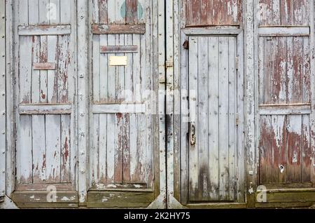 Le vecchie porte del magazzino. Ingresso al territorio in cattive condizioni Foto Stock