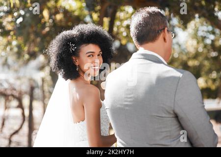 I miei daddys che mi camminano giù la navata Foto Stock