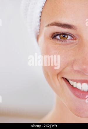 Bellezza naturale radiante. Primo piano di metà del volto di una donna. Foto Stock