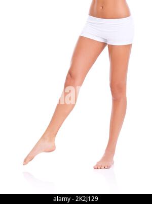 Quelle sono alcune gambe piacevoli. Ripresa in studio ritagliata di gambe di una donna isolate su bianco. Foto Stock