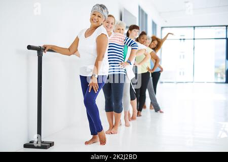 Vivere appieno la vita. Shot di un gruppo di donne che lavorano in ambienti chiusi. Foto Stock