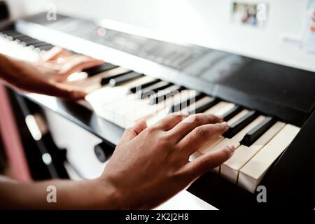 Forse non ho le parole, ma il mio piano lo farà. Scatto ritagliato di una donna che suona musica su una tastiera a casa. Foto Stock