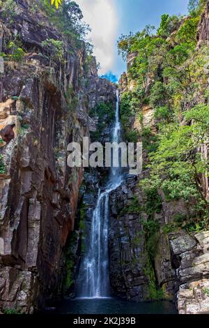 Splendida cascata chiamata Veu da Noiva tra rocce ricoperte di muschio e la vegetazione Foto Stock