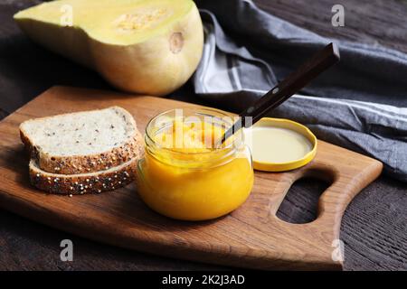 Burro di zucca fatto in casa in vaso di vetro fatto con zucche organiche Foto Stock