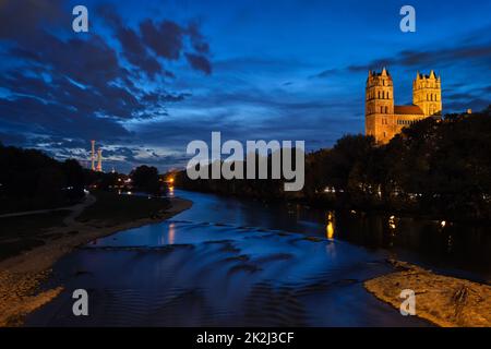 Fiume Isar, parco e chiesa di San Massimiliano dal ponte di Reichenbach. Monaco, Baviera, Germania. Foto Stock