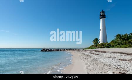 Faro di Cape Florida sulla spiaggia Foto Stock