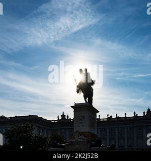 Madrid, Spagna, settembre 2022. Vista del monumento equestre a Filippo IV in Plaza de OTE nel centro della città Foto Stock