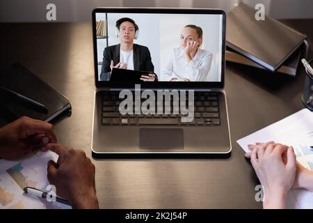 Intervista video. Riunione remota. Teleconferenza internazionale. Colleghi aziendali stanchi e diversificati che guardano una presentazione noiosa sullo schermo del notebook in virt Foto Stock