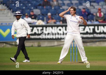 Chester le Street, Inghilterra, 21 settembre 2022. Umpire Surendiran Shanmugam in piedi alla fine del bowler in una partita County Championship al Seat Unique Riverside. Il boccaio è James Coles di Sussex. Credito: Colin Edwards Foto Stock