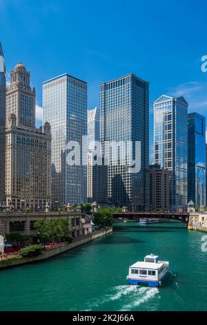 Chicago River e la skyline del centro di Chicago, Illinois, Stati Uniti d'America Foto Stock