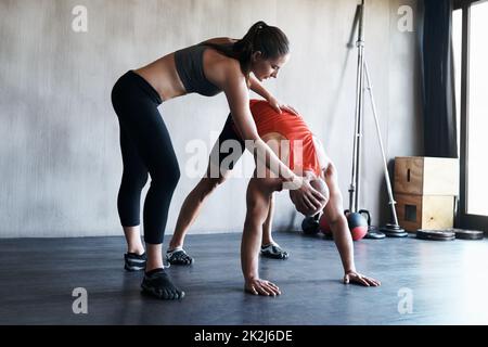 Formazione per diventare in forma di combattimento. Una sessione di allenamento in palestra. Foto Stock