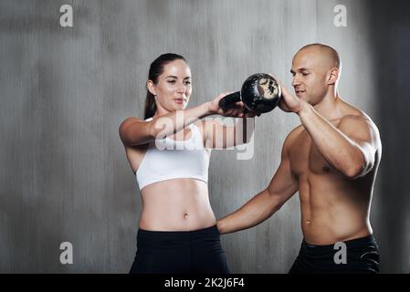 Formazione per diventare in forma di combattimento. Una sessione di allenamento in palestra. Foto Stock