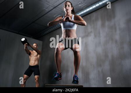 Formazione per diventare in forma di combattimento. Una sessione di allenamento in palestra. Foto Stock