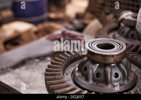 Junkyard m. Vari oggetti in un raschietto. Foto Stock