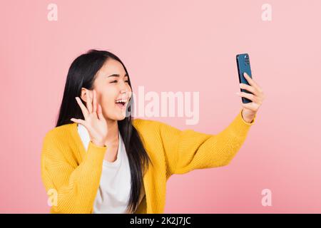 donna sorridente entusiasta di fare selfie foto, videochiamata su smartphone Foto Stock