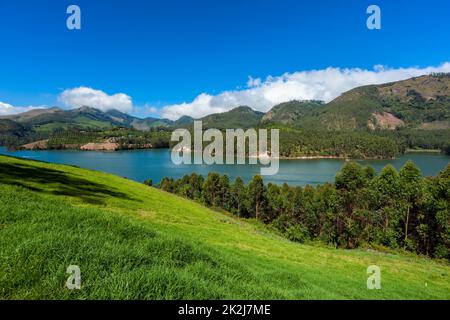 Lago Mattupatti nelle montagne del Ghat Occidentale. Kerala, India Foto Stock