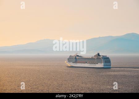 Nave da crociera nel Mar Egeo al tramonto Foto Stock